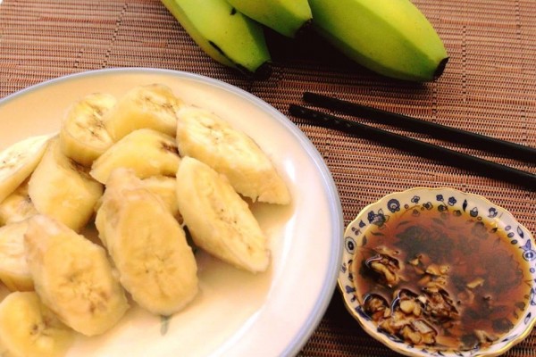 煮香蕉蘸醬油吃。(擷自黃婉玲的烹飪教室)