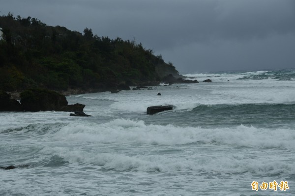 南部海域烏雲密布,朗高近3米,大雨欲來。(記者蔡宗憲攝)