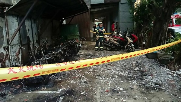 機車被燒毀。(記者王冠仁翻攝)