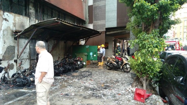 機車被燒毀。(記者王冠仁翻攝)