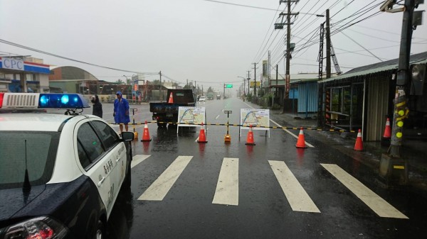 枋寮分局佳冬所員警管制北上車輛,小型汽車機車不予通行。(記者蔡宗憲翻攝)