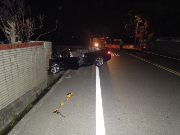酒醉男的敞篷轎跑車,撞破民宅圍牆。(民眾提供)