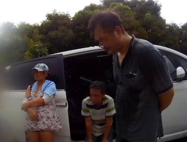 通緝犯林男(右)將暗中跟車的員警誤認是同行友人,結果芒果還沒採到,就和女友(左)被移送法辦。(記者蘇福男翻攝)
