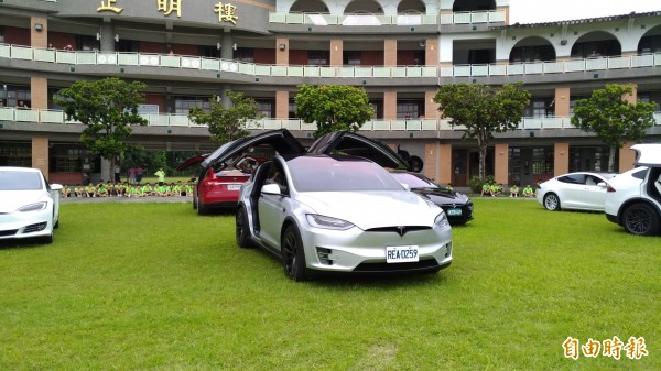 宜蘭縣礁溪國中今舉辦畢業典禮,校方安排9輛電動車為學生送行,總價逾3500萬。(記者張議晨攝)