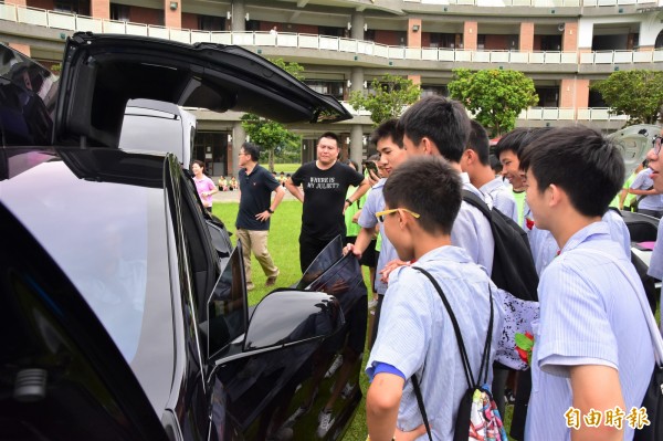 宜蘭縣礁溪國中今舉辦畢業典禮,校方安排9輛電動車為學生送行,總價逾3500萬。(記者張議晨攝)