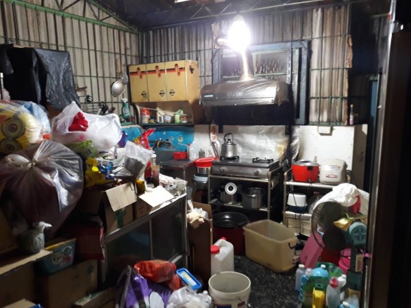 廚房內堆滿易燃物品,差點釀成大禍。(記者洪臣宏翻攝)