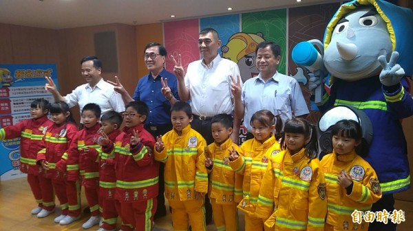 新北市消防局今天宣布「發爾麵How Fun」兒童消防夏令營系列活動起跑,7、8月將在全市各區舉辦14場夏令營,與2800名小小消防員同樂;包括新北市消防局長黃德清、副局長陳崇岳等人到場見證。(記者吳仁捷攝) 新北市消防局今天宣布「發爾麵How Fun」兒童消防夏令營系列活動起跑,7、8月將在全市各區舉辦14場夏令營,與2800名小小消防員同樂;包括新北市消防局長黃德清、副局長陳崇岳等人到場見證。(記者吳仁捷攝)