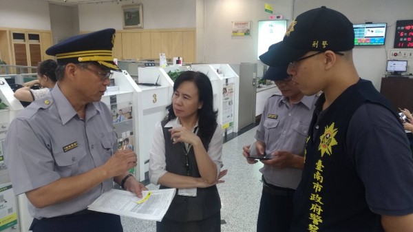 永康警分局今前往轄內各金融機構加強防詐宣導。(記者萬于甄翻攝)