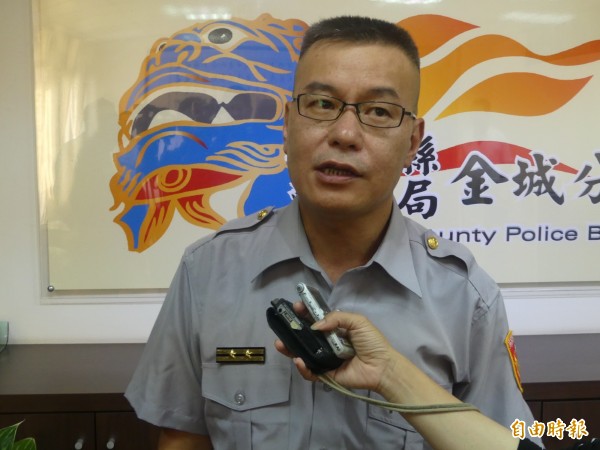 金門縣警局金城分局警備隊長白文川提醒,行車經過彎道務必減速慢行。(記者吳正庭攝)
