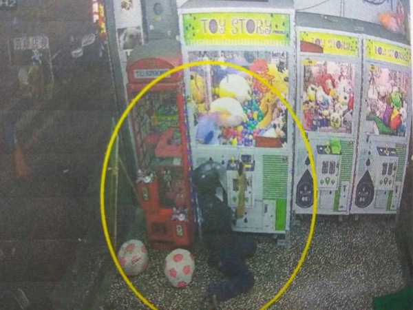 黃姓男子堅持要史迪奇,凹手伸入娃娃機扯出約30公分高的史迪奇娃娃。(記者王捷翻攝)