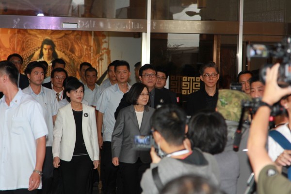 总统蔡英文出席「郑问故宫大展开幕典礼」,民进党立委姚文智也出席,这是姚文智获提名参选台北市长后,两人首度同台。(姚文智办公室提供)