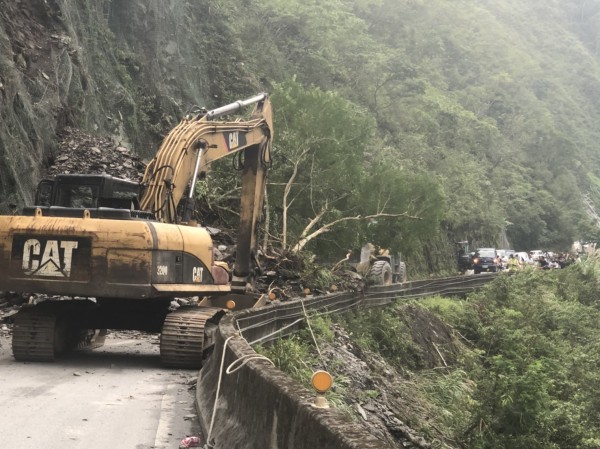 公路總局出動重機具到場,已在傍晚5點25分搶通,先維持單線雙向通行。。(記者江志雄翻攝)