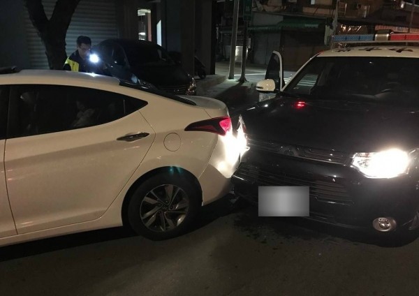 挨撞的警車右前方受損,水箱也破裂。(記者張瑞楨翻攝) 挨撞的警車右前方受損,水箱也破裂。(記者張瑞楨翻攝)