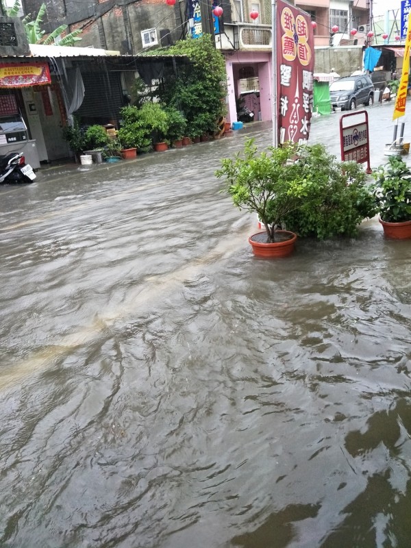 居民貼出土城仔城北的積水狀況。（翻攝自我住安南區）