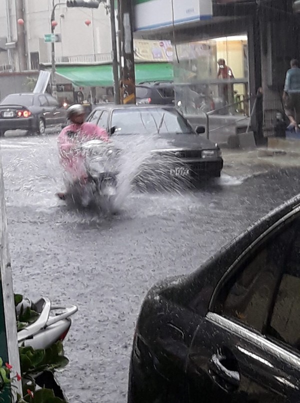 安中路段的巷子內一直是淹水常見路段。（翻攝自我住安南區）