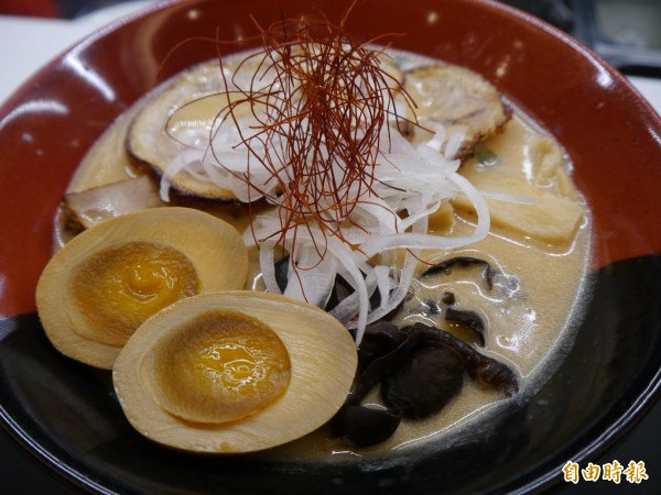 炎の味噌拉麵湯頭美味。(記者張軒哲攝)