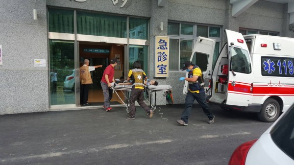 救護人員緊急將溺水男童送往關山慈濟醫院，經搶救恢復生命跡象。（記者陳賢義翻攝）