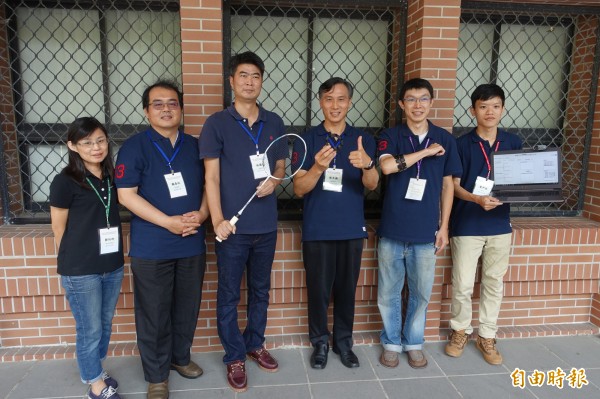中山大學資訊管理系團隊研發「穿戴式科技羽球教學輔助系統」,透過穿戴式手環收集羽球國手揮拍擊球的力道狀況。(記者方志賢攝)
