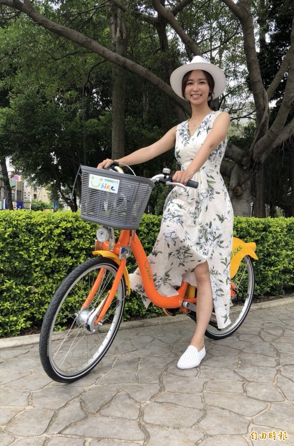 「客家妹」陳明珠,也踏上單車小騎一圈,開心地說:「很高興家鄉苗栗也有YouBike!」(記者彭健禮攝)