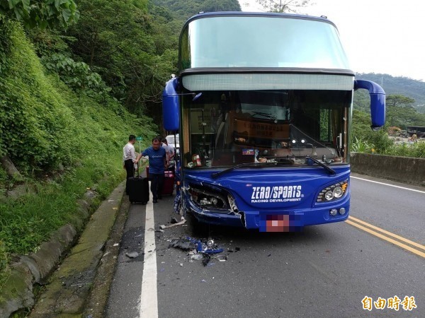 遊覽車的右側車頭受損，中國遊客正在搬運行李至另台遊覽車。（記者曾迺強攝）