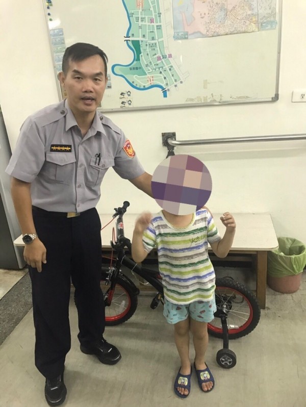 5歲男童迷途1公里多遠的省道，警方幫他找到回家的路。（記者陳文嬋翻攝）