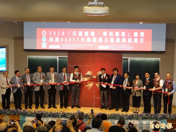 南市醫師公會響應健保署政策、結合成大、奇美兩醫學中心與上千家區域、地區醫院、診所、藥局等舉行行動醫療大聯盟締約,以落實分級醫療、雙向轉診制度。(記者王俊忠攝)