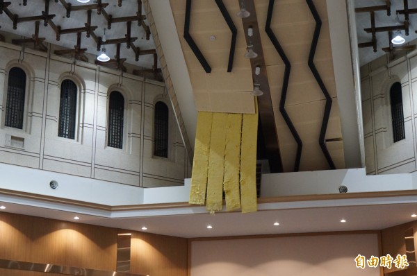 雲林縣議會議事廳天花板內的海綿塊脫落。　（記者詹士弘攝）