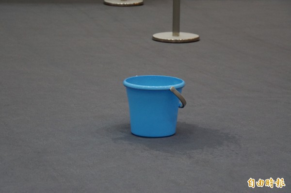 雲林縣議會議事廳天花板漏水，必須用水桶接水。（記者詹士弘攝）