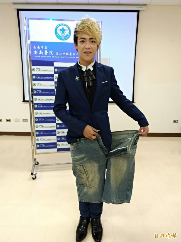減重手術近一年半後,原本術前一百三十四公斤重的施宗廷,如今是六十公斤級的輕盈花美男。(記者王俊忠攝)