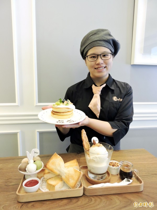 店長葉盈貝推薦店內招牌商品。(記者張菁雅攝)