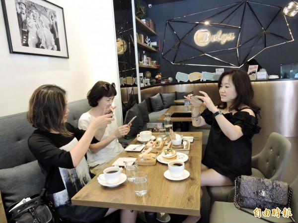 寶格冰淇淋的餐點外型可愛,一上桌,客人都先拍再吃。(記者張菁雅攝)