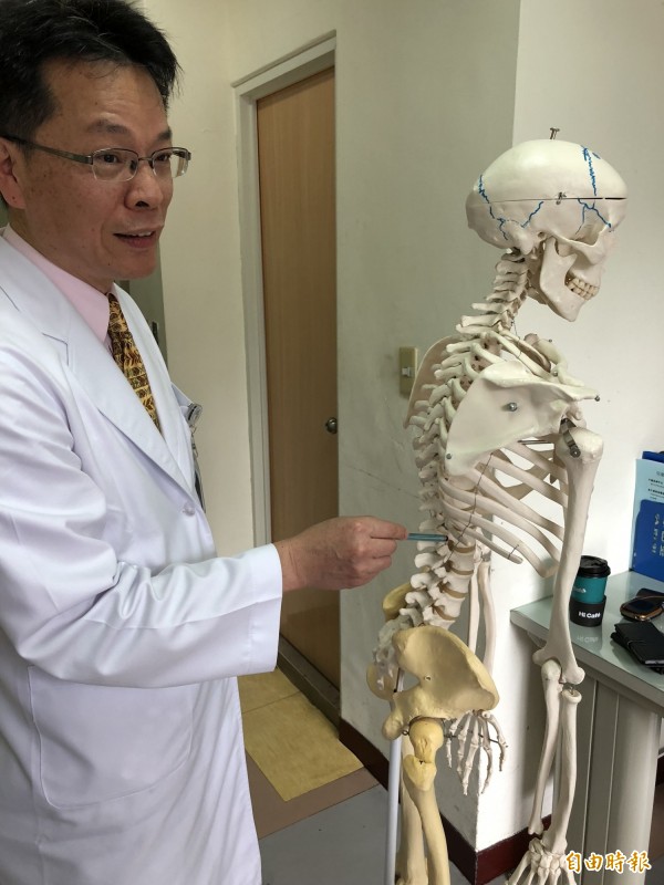 豐原醫院骨科主任醫師江福財手指表示,曾婦為第一腰椎骨折。(記者歐素美攝) 豐原醫院骨科主任醫師江福財手指表示,曾婦為第一腰椎骨折。(記者歐素美攝)