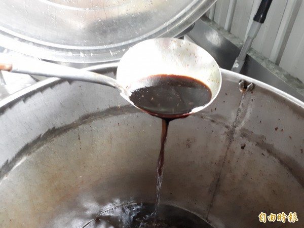 新竹市林記滷味的老滷汁已20多年,從未倒掉,是滷味好吃的靈魂和秘訣。(記者洪美秀攝)