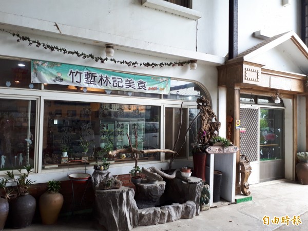 新竹市位在中華路五段朝山社區臨海的林記滷味,除滷味好吃,更有景觀餐廳,可欣賞香山濕地無敵海景和夕照,還可品嚐風味滷味套餐和欣賞各種老文物,讓身心靈及味覺都飽足。(記者洪美秀攝)