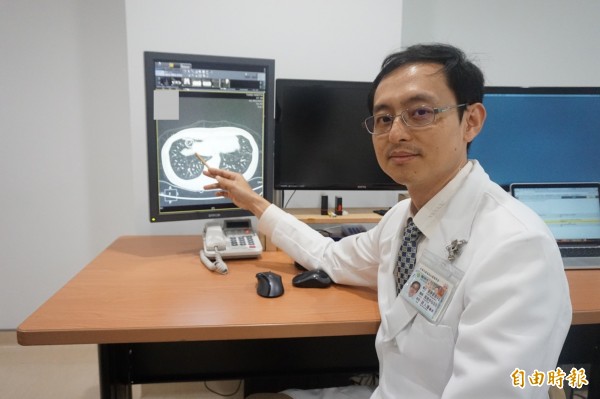游人達主任指出患者右肺結節處。(記者張軒哲攝)