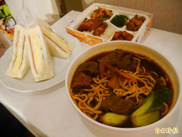 飲食不均衡也可能是引起黃斑部病變原因之一。(記者林惠琴攝)