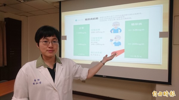 台南麻豆新樓醫院家醫科醫師劉如芳說,透過積極飲食、運動及體重控制,與定期監測,避免糖尿病前期患者進入糖尿病階段。(記者楊金城攝)
