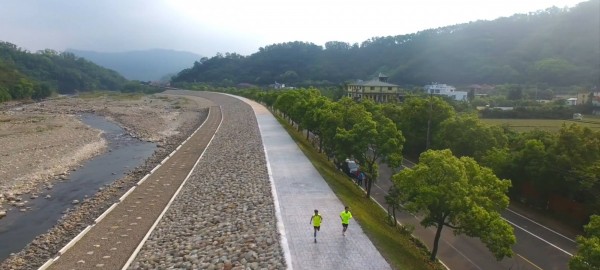 南庄山水路跑沿途景色優美,被譽為全國十大最佳路跑賽事之一。(記者鄭名翔翻攝)
