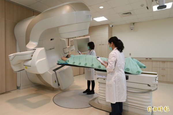 醫師安排癌症患者接受標靶真光刀放射治療,強調放射治療為治療腫瘤的正規療程,患者莫因恐懼而延誤治療機會。(圖為示意圖,記者陳建志攝)