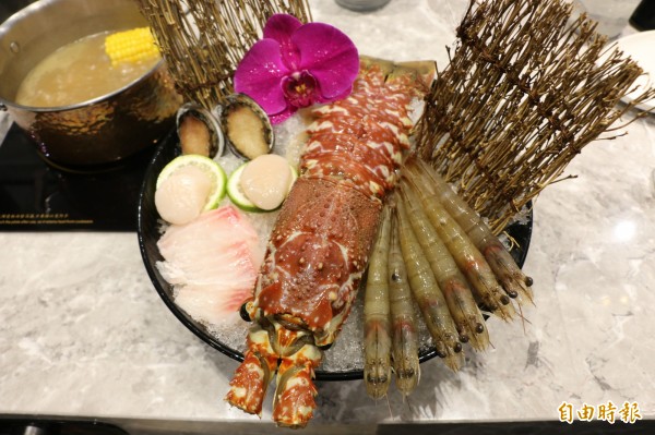 豪邁大龍蝦搭配鮑魚、干貝、鮮蝦盛成一大碗,令人食指大動。(記者鄭名翔攝)