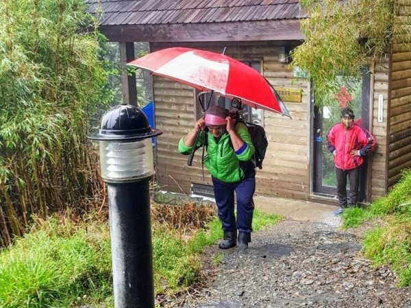 玉山排雲山莊包商徵人清運笨重廢電池引發熱議。(玉管處提供)