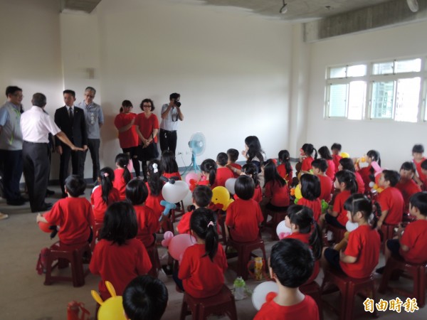新竹市明年起,市轄46所學校教室將全面裝冷氣,市長林智堅答覆市議會民進黨團時強調會同步啟動,不會有大小學校和國中先,國小後等差別,由學校各自規劃進度,預計3年後全部完成裝設。(記者洪美秀攝)