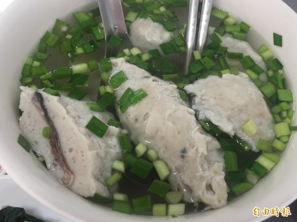 綜合湯一次吃得到種口感的魚丸。(記者張存薇攝)