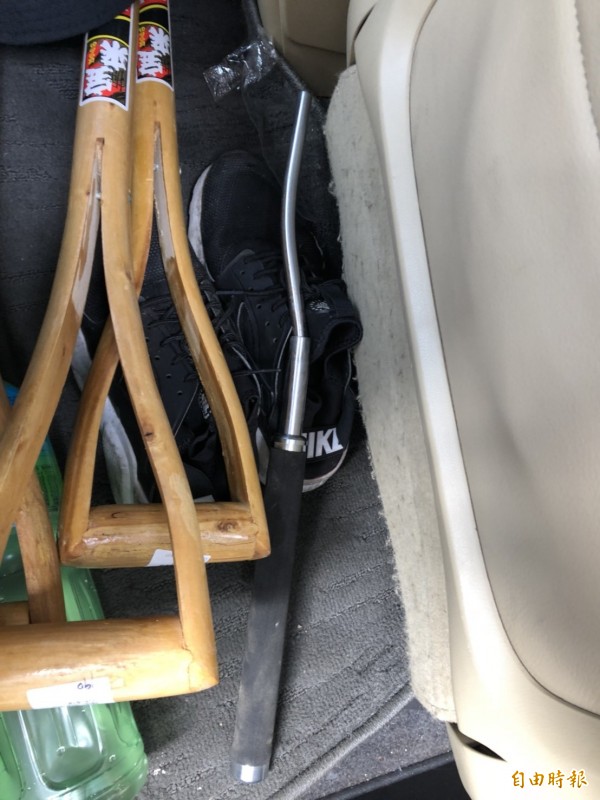 駱男與友人持三節警棍痛毆何男,警棍都被打彎。(記者王駿杰攝)