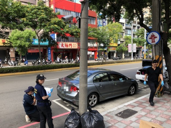 車上載著伸縮三節警棍等物。(記者王駿杰攝)