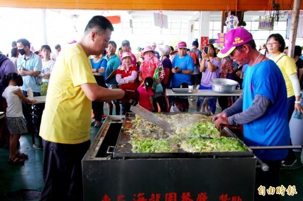 巨無霸超級蚵仔煎非常巨大,民眾排隊圍觀。(記者林宜樟攝)