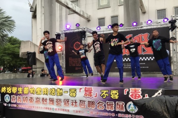 東石高中熱舞營聯合舞展,讓學生們秀成果。(記者林宜樟翻攝)
