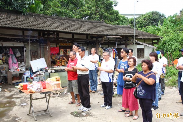 眾人一同上香祭拜地基主,為拆除重建工程祈福。(記者林宜樟攝)