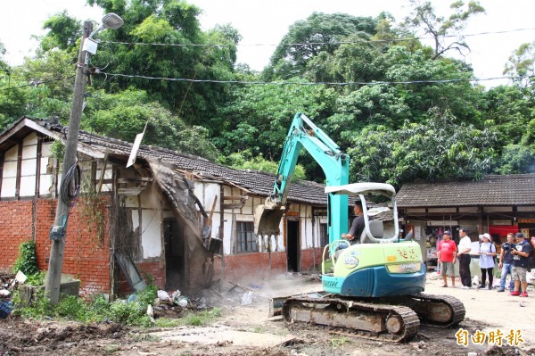 台灣寶島行善義工團今天幫羅家進行拆除工程。(記者林宜樟攝)