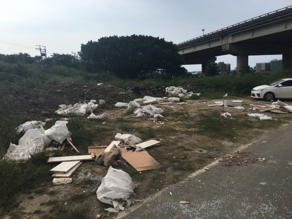頭前溪高灘地「新竹左岸」遭人棄置事業廢棄物。(記者蔡彰盛翻攝)